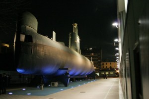 Esterni del sottomarino Enrico Toti in notturna